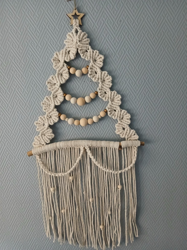 Sapin mural en macramé et perles bois – 70 cm sur bois flotté 35 cm