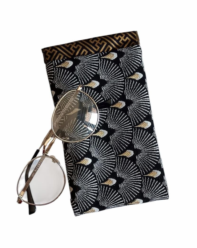 PS Cendrillon/ Etui à lunettes à cliquet / Etui à lunettes en tapisserie Plumes de paon noires et or et tissu Japonais.
