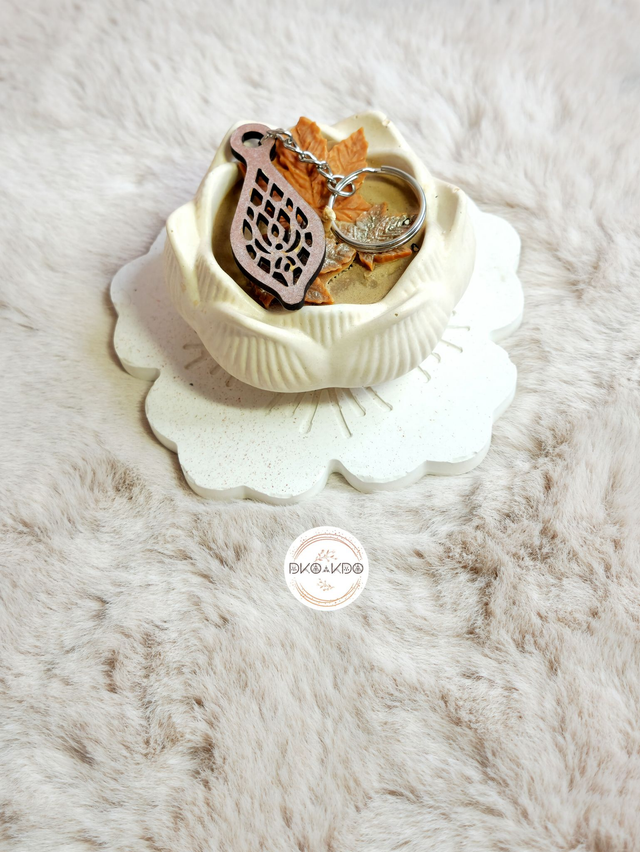 Porte clé en bois forme amande de couleur noisette
