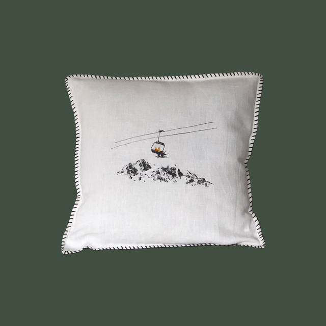 Housse de coussin TELESIEGE blanc festonné brodé main