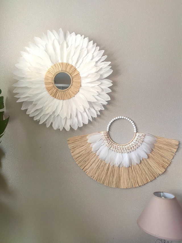 Duo Jujuhat blanc raphia naturel et Collier papou raphia naturel plumes blanches et coquillages cauris