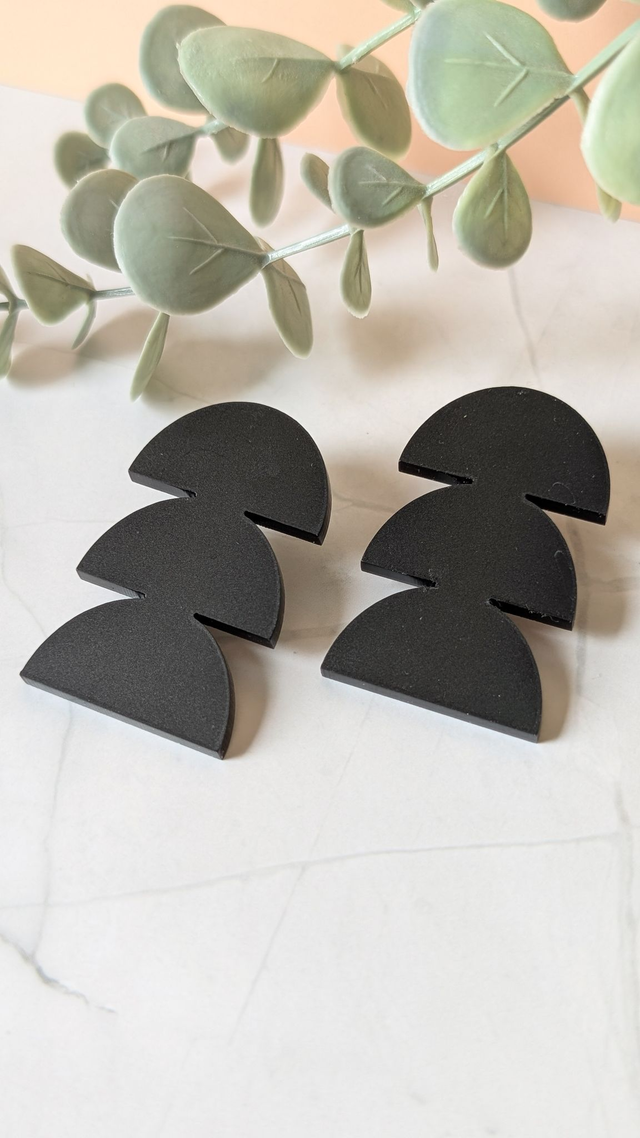 Boucles d&#039;oreilles noires en plexi