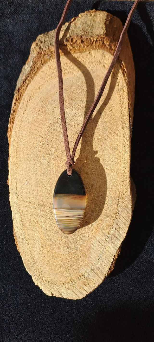Agate du Botswana sur un cordon en daim brun