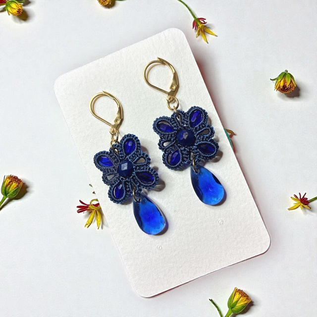 Boucles d'oreilles en dentelle de frivolité et perle en cristal