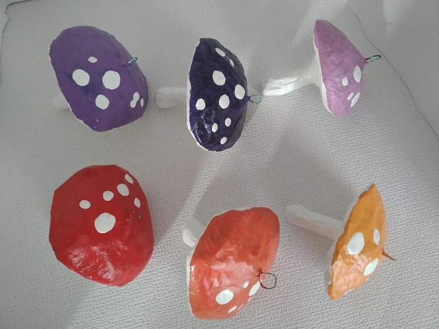 SIX CHAMPIGNONS POUR ORNEMENT, fait main en papier mâché, décoration original pour Noël, cadeau unique, 10 cm de haut