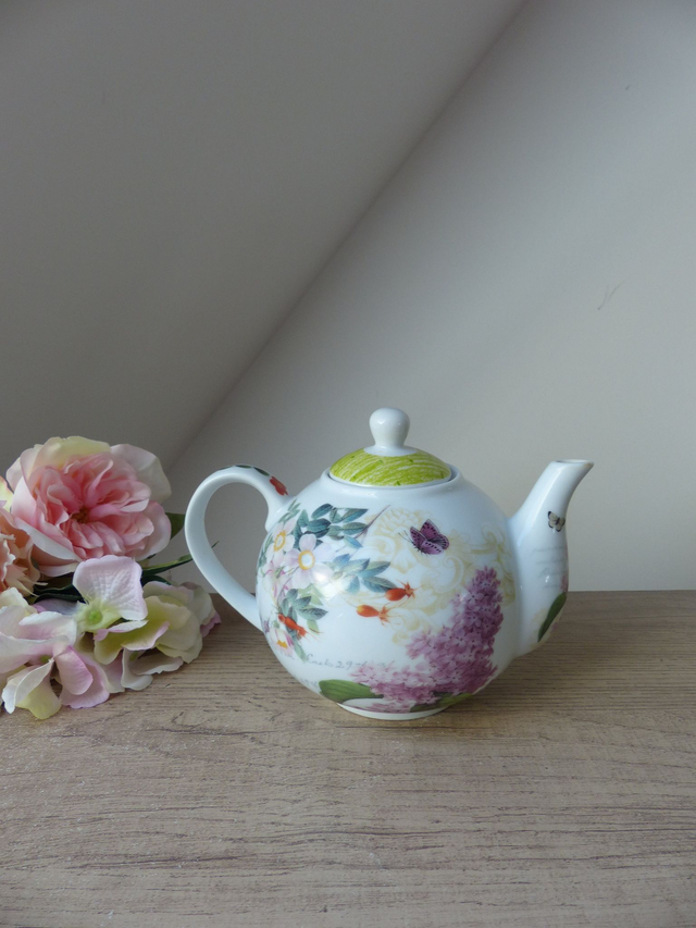 Théière en Porcelaine Anglaise – Motif Botanique Coquelicots et Papillons – Vintage Élégant pour Véranda ou Jardin d’Hiver