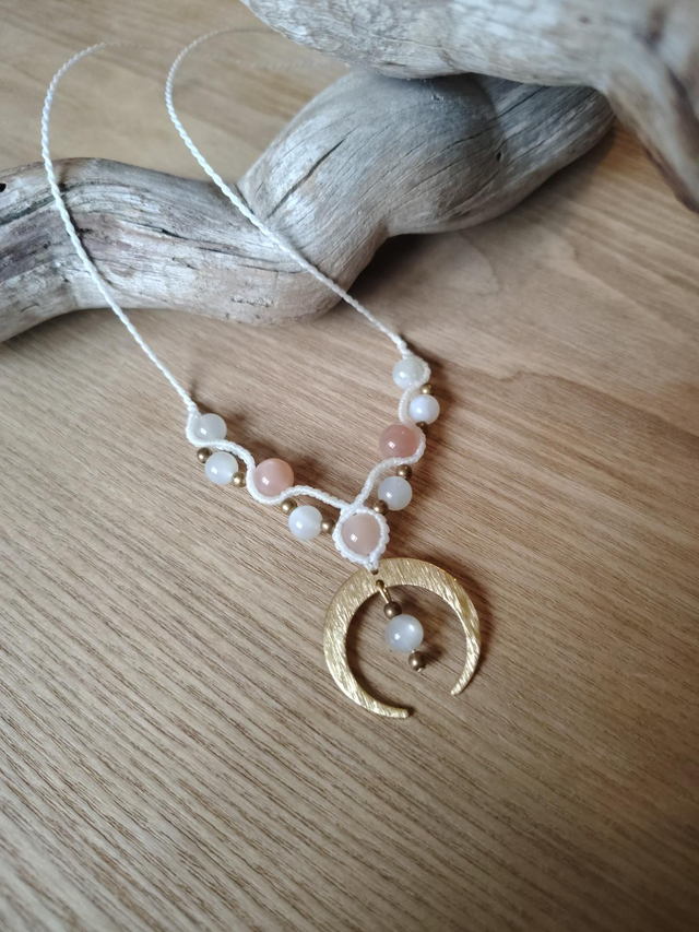 Collier lune inversée et pierres fines 