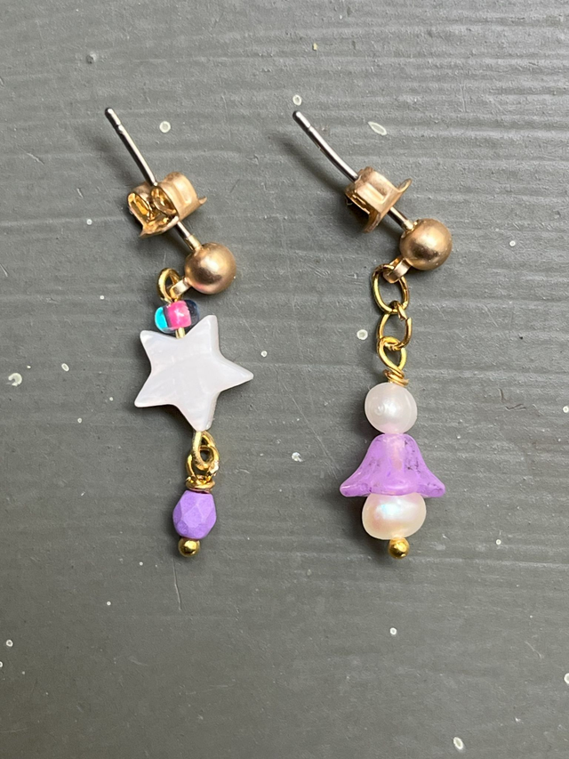 Petites boucles d'oreille en perles asymétriques blanches et violettes