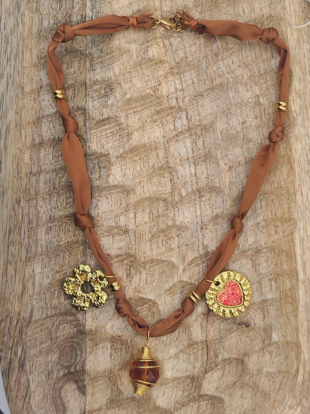 A Collier Marron