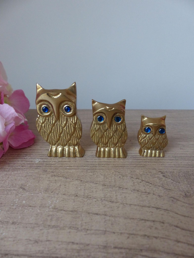 Lot de Trois Figurines Miniatures Hiboux en Laiton Doré avec Yeux Bleus – Symboles de Sagesse – Décoration Vintage ou Cadeau Collectionneur