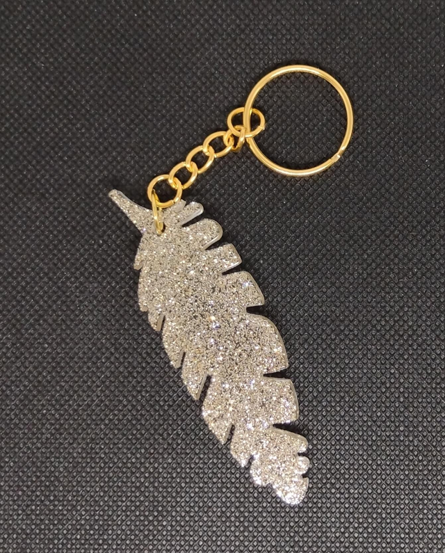 Porte clés plume paillettes argentées 