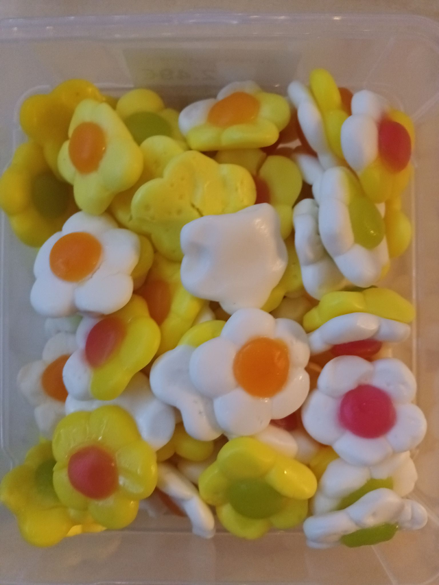 MARGUERITES DAISIES ( VENDU PAR 100 GRAMMES )