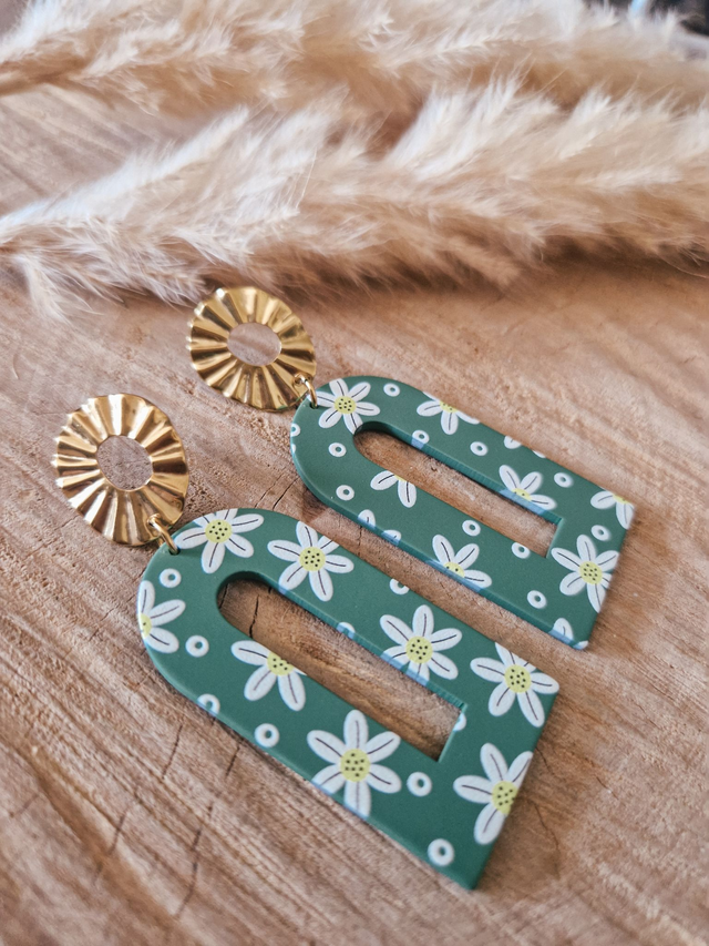 Boucles d'oreilles "Fleurs blanches sur fond vert"