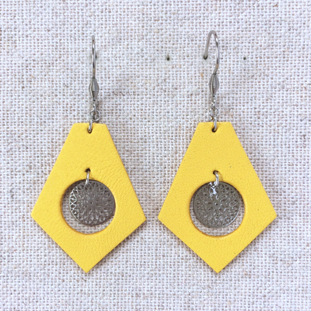 Boucles d’oreilles « Luth » argentées, cuir jaune