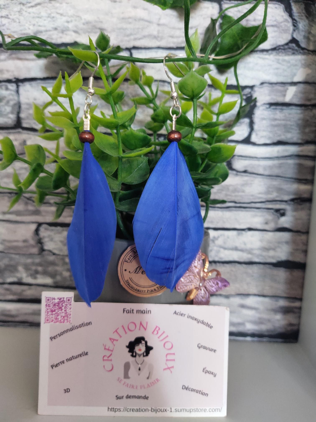 Boucle d'oreille plume bleu