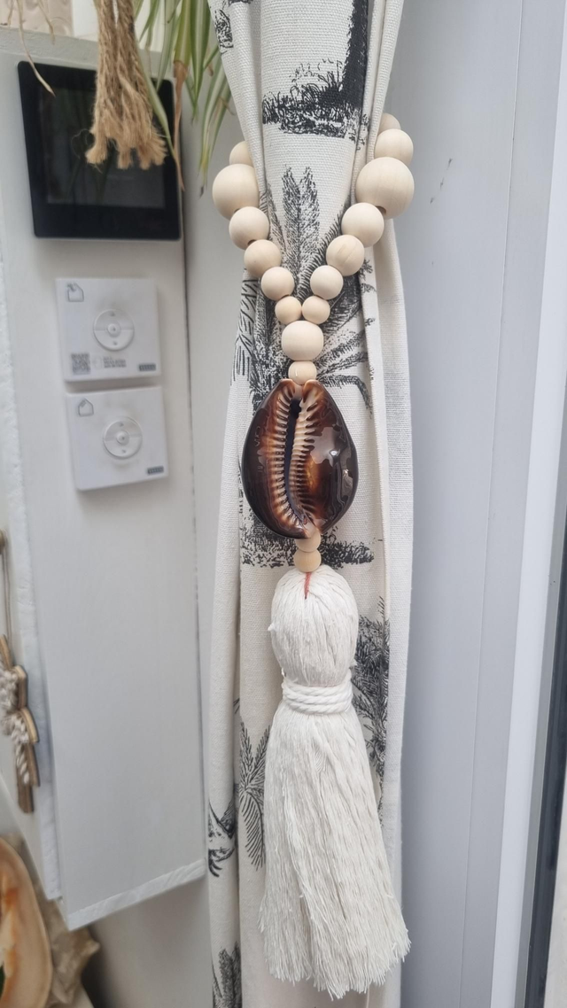 Embrasse coquillage mauritiana pompon beige 