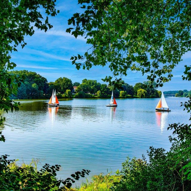 Ufer mit Segelbooten