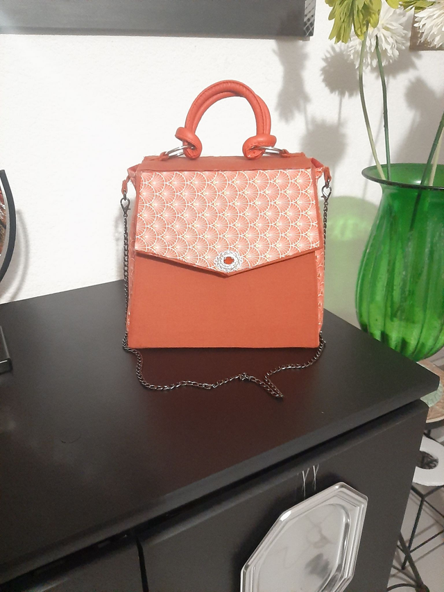 sac à main rigide en bandoulière jaune orange en tissu 