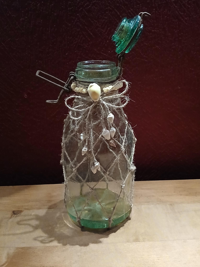Photophore ou bouteille décorative en verre recyclé avec filet macramé et coquillages