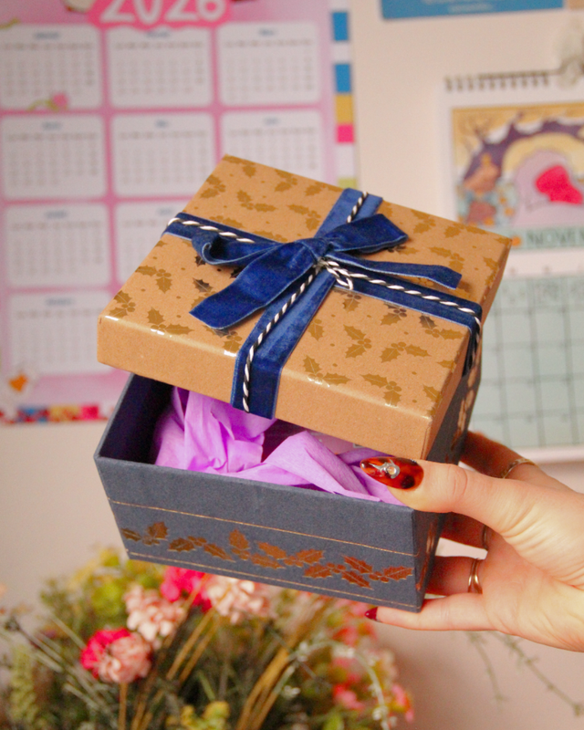 Calendrier de l’Avent – 24 Surprises Exclusives (Stickers, Marque-pages &amp; Print)