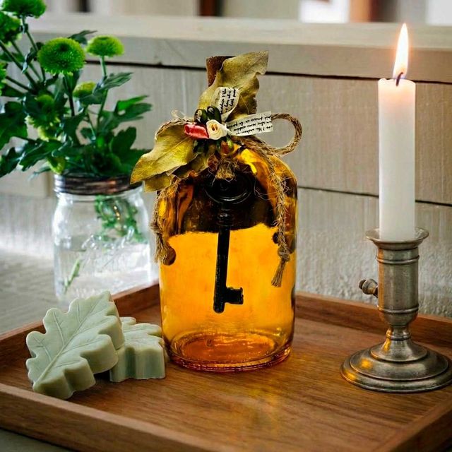 Botella Ámbar "El Secreto" | Con Llave Antigua Real y Decoración Artesanal (17 cm)