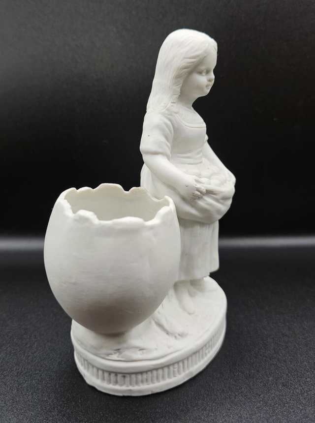 Adorable bouquetière en biscuit XIXÈME