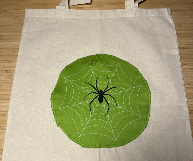Halloween tote spider 
