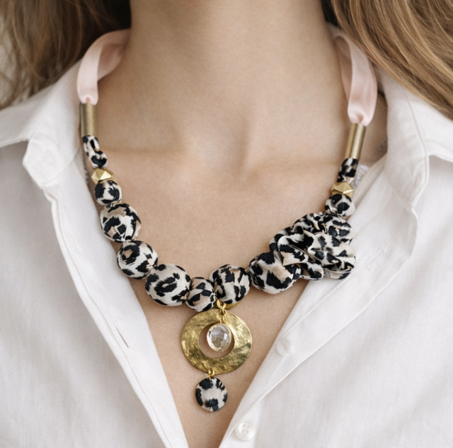 Collier textile à motifs 