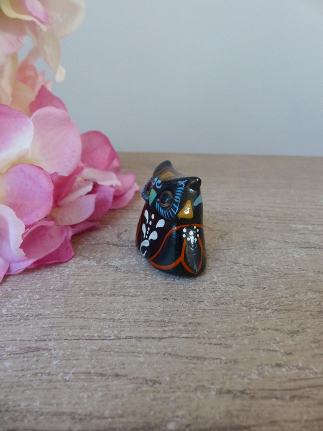 Figurine hibou miniature en plâtre peint à la main noir et bleu vintage, hibou de collection porte bonheur, chouette cadeau ami famille