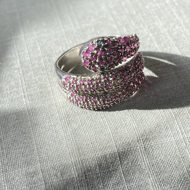 Großer Rubinring Schlange facettierte Steine 