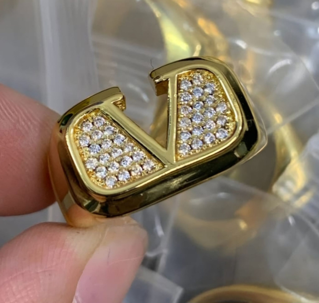 Bague V doré avec strass