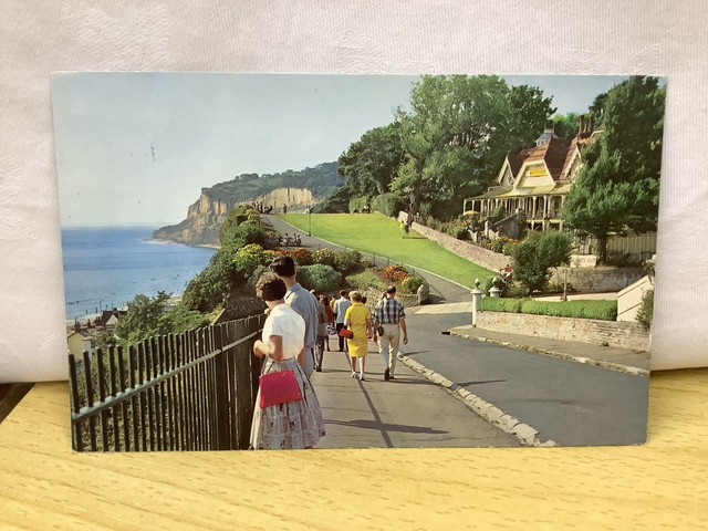 Cliff Walk and Keats Green, Shanklin, Isle of Wight, Posted 1976 Island Tourist Products Ltd. Vintage Postcard Our Ref No. R877 £2.25