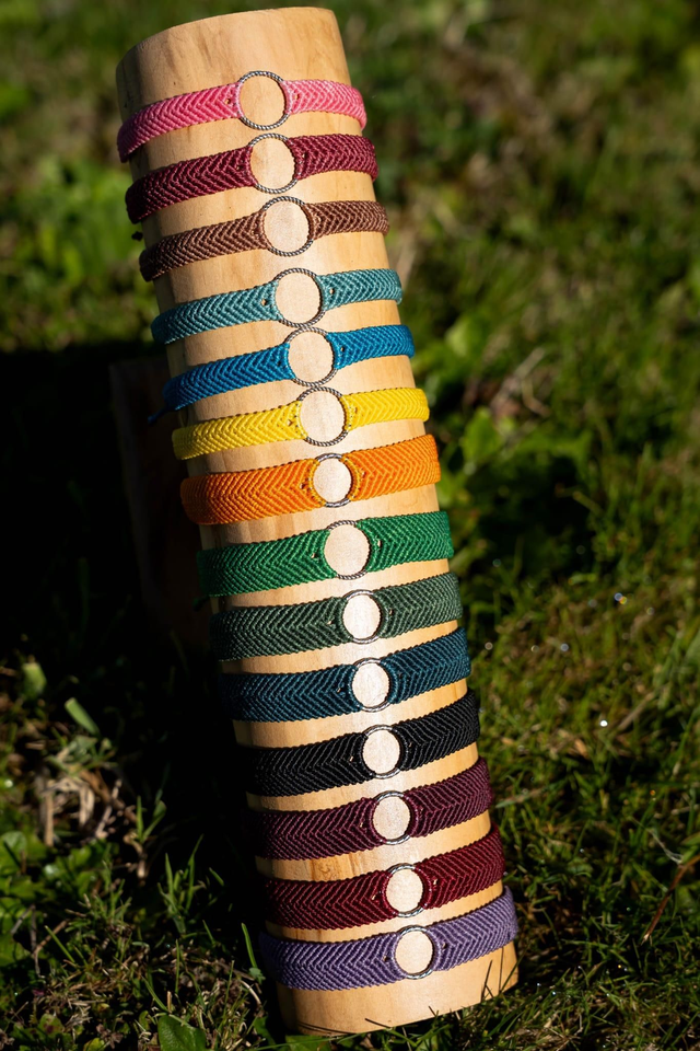 Bracelet en micro-macramé et anneau torsadé argenté 