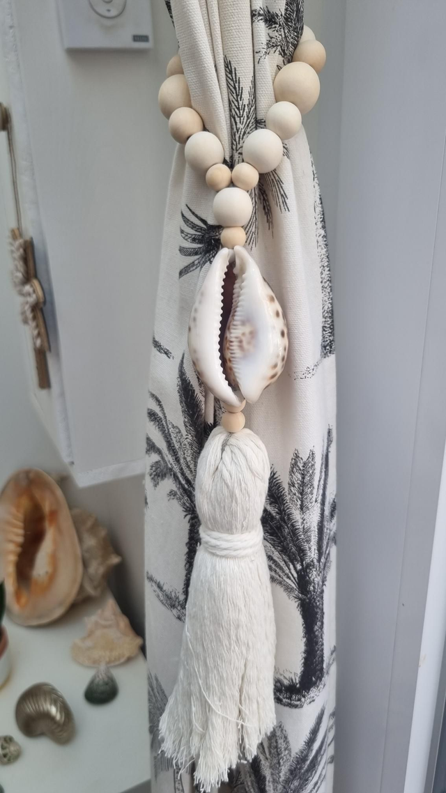 Embrasse coquillage tigris pompon beige 