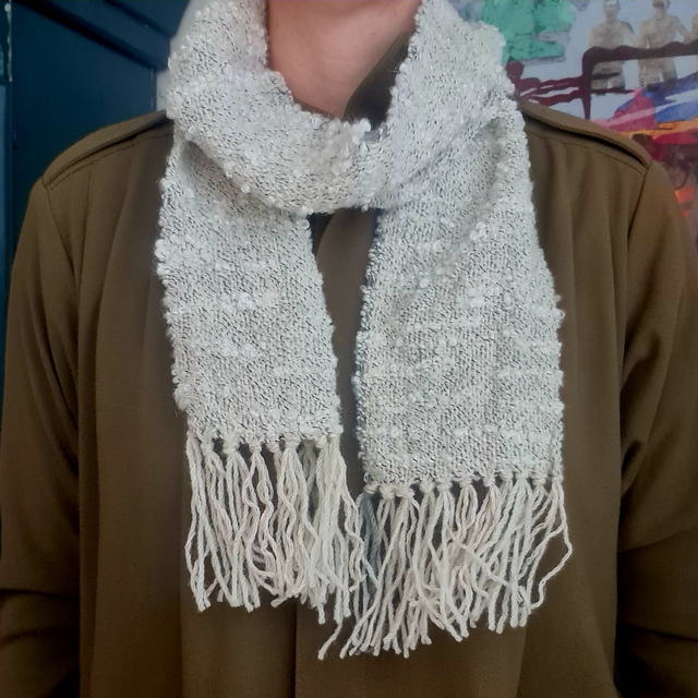 Vävd ljusgrå halsduk i bouclé