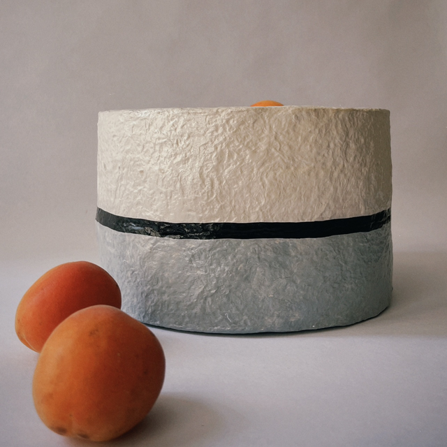 Plat de présentation en papier-terre bicolore peint à la main