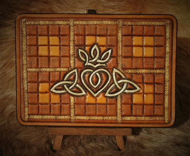 Carte en cuir:claddagh