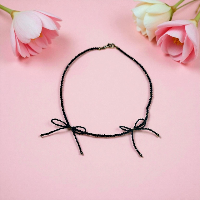 Podwójna kokardka ze spineli 