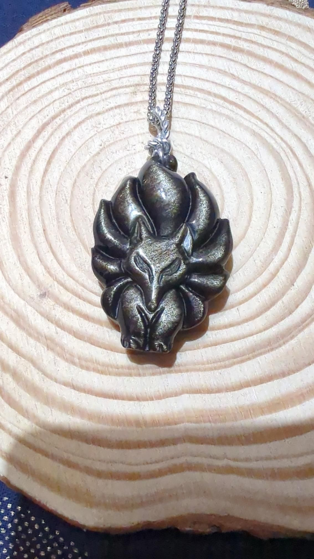 Pendentif Obsidienne dorée renard à 9 queues