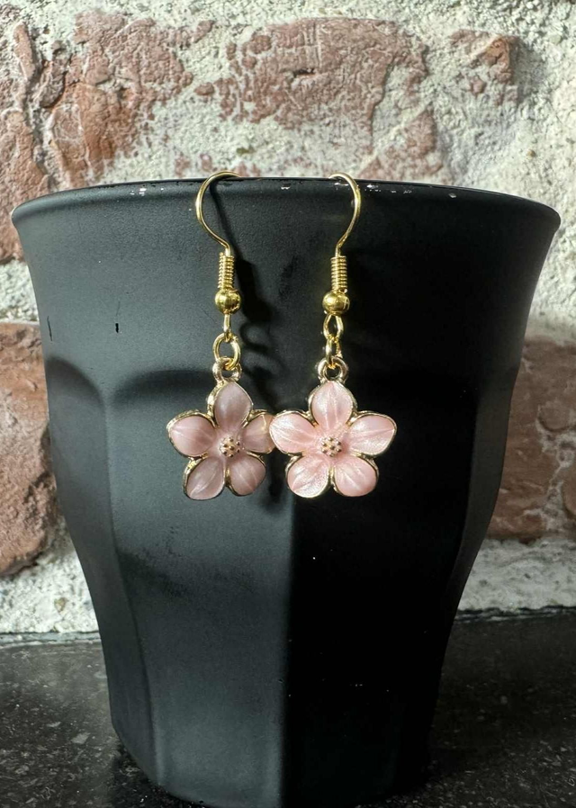 🌺 Boucles d’oreilles Fleur de Frangipanier – Exotisme &amp; Élégance ✨