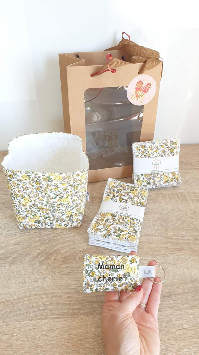 Coffret panier + 7 cotons + 4 serviettes visage + porte clés fleuri jaune