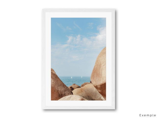 Vue sur océan avec voiliers, Bretagne, France