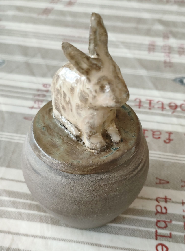 Boîte céramique au lapin – pièce unique faite main