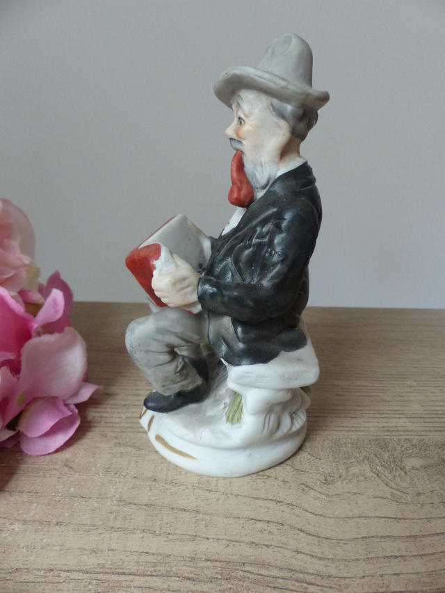 Figurine viel homme assis sur un banc de parc, homme avec chapeau et fumant une pipe, statuette biscuit d'homme avec livre, Taïwan Vintage