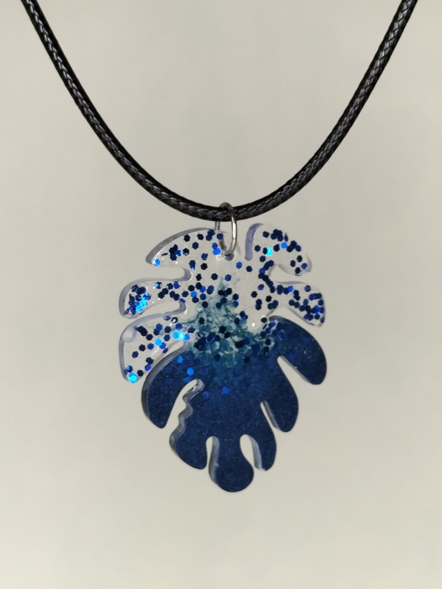 Pendentif feuille bleue marine et transparence