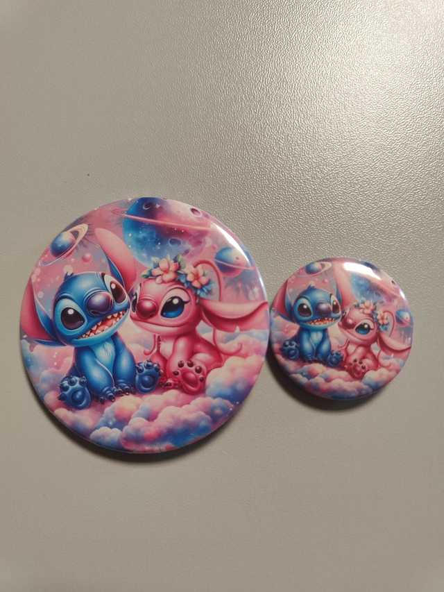 Stitch mit Angel auf Wolke Button