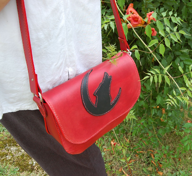 Sac en cuir rouge motif loup hurlant à la lune