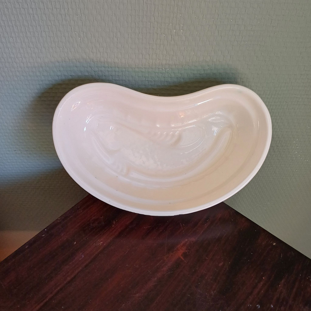 56473 | Puddingvorm Bakvorm Patevorm Half gebogen visvorm (afmetingen 20,5 cm x 13,0 cm x 7,0 cm)  Geglazuurd Frans keramiek Ecru | Vintage