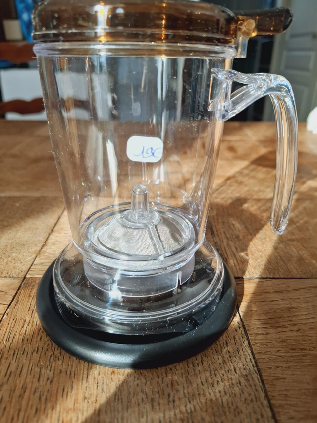 Théière Magic des que vous La posez sur la tasse elle se vide et si vous la soulevez elle stop 