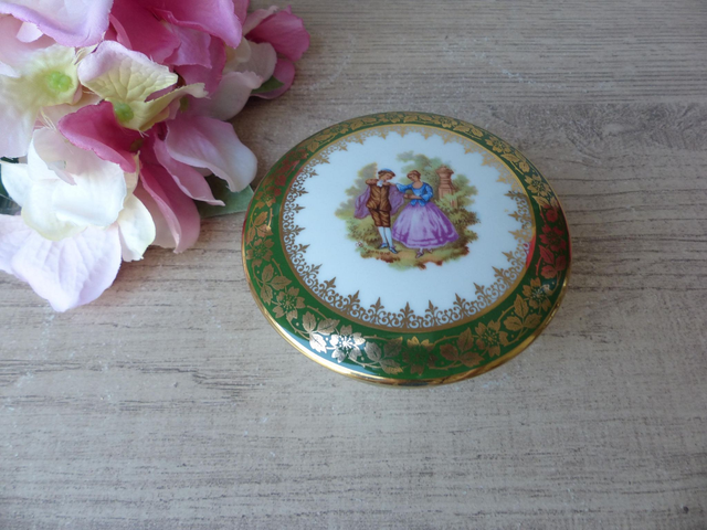 Boîte à bijoux vintage en porcelaine blanche et verte Limoges France – Scène galante romantique